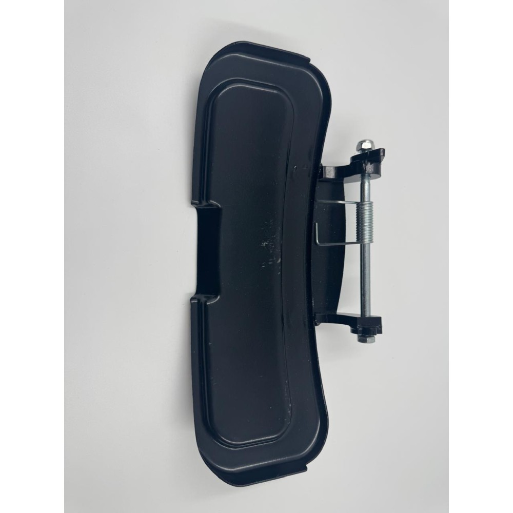 Боковой патрубок сброса травы в сборе, включая пружину, крышку и крепеж